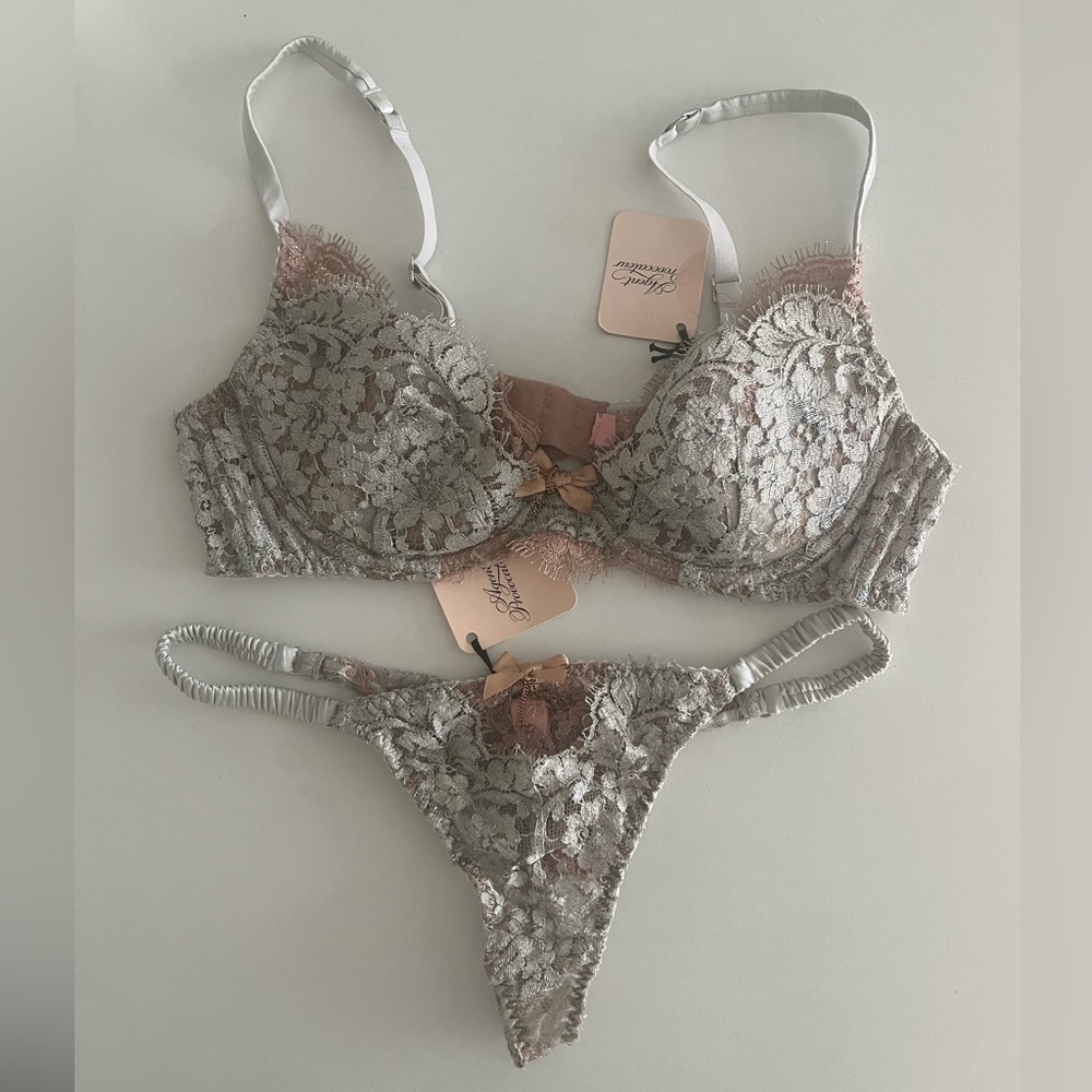 brand new Agent Provocateur Lorelli silver lace bra and thong set 36B S